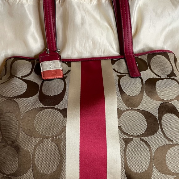 Coach Monogram Fabric Shoulder bag pink detail - Picture 2 of 6